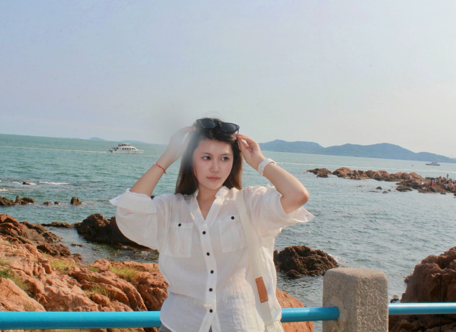 李净函在海边整理头发